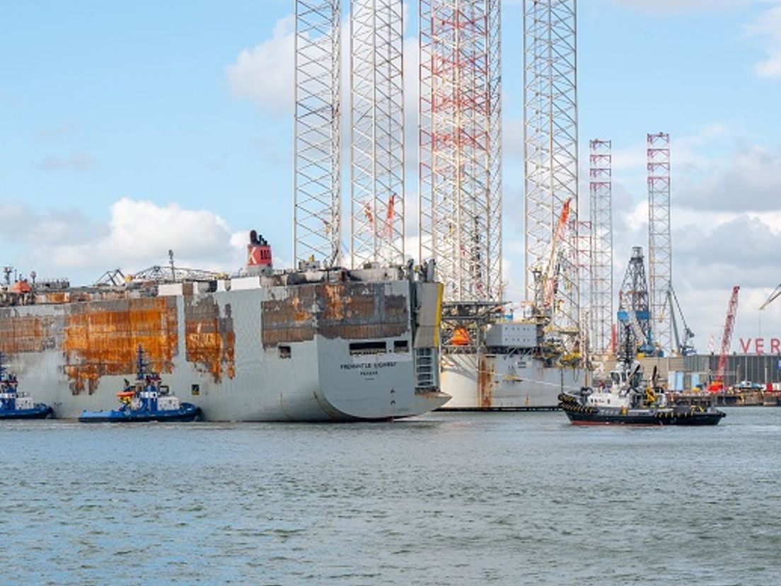 Het schip komt aan bij de werf.