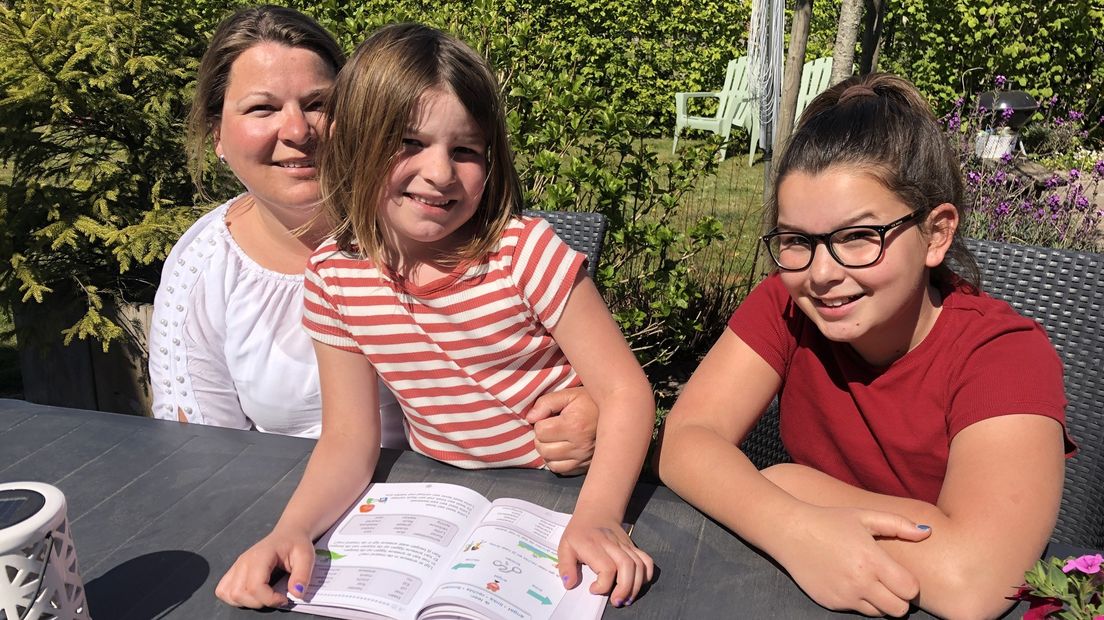 Lieke (rechts) met haar moeder en zusje.