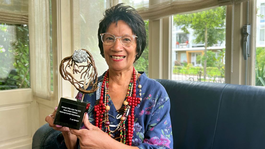 Nona Jansen-Salakory met de Witte Anjerprijs die ze vorig jaar ontving.