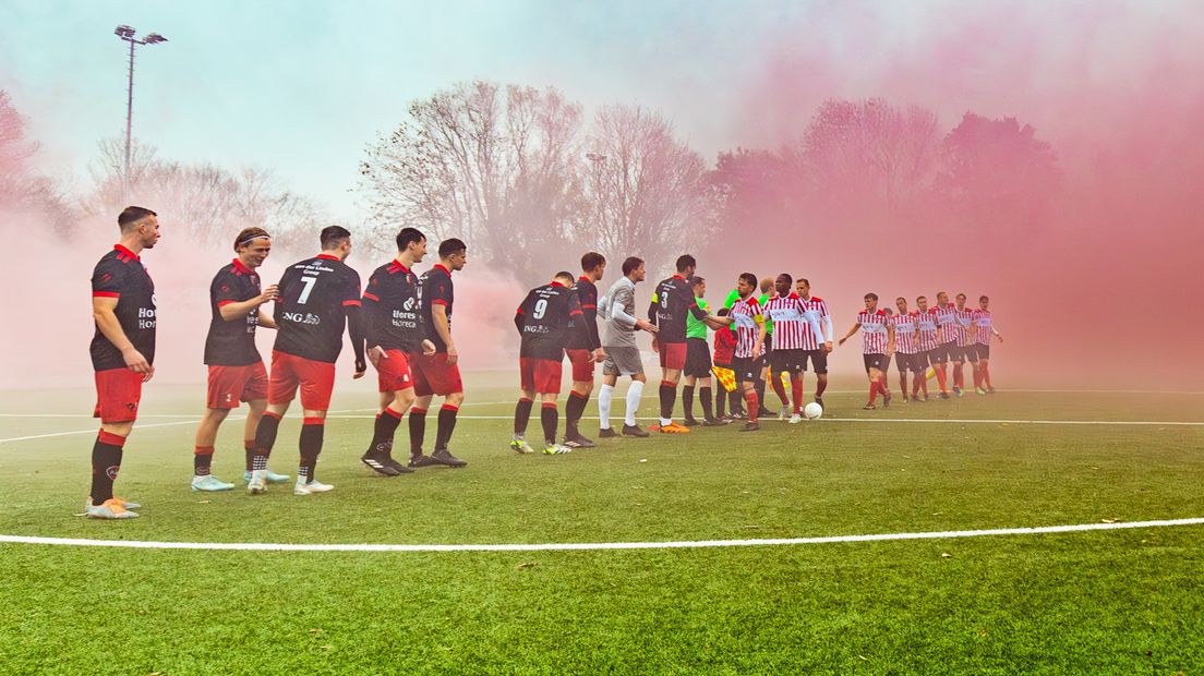 Rode rook aan het begin van de wedstrijd