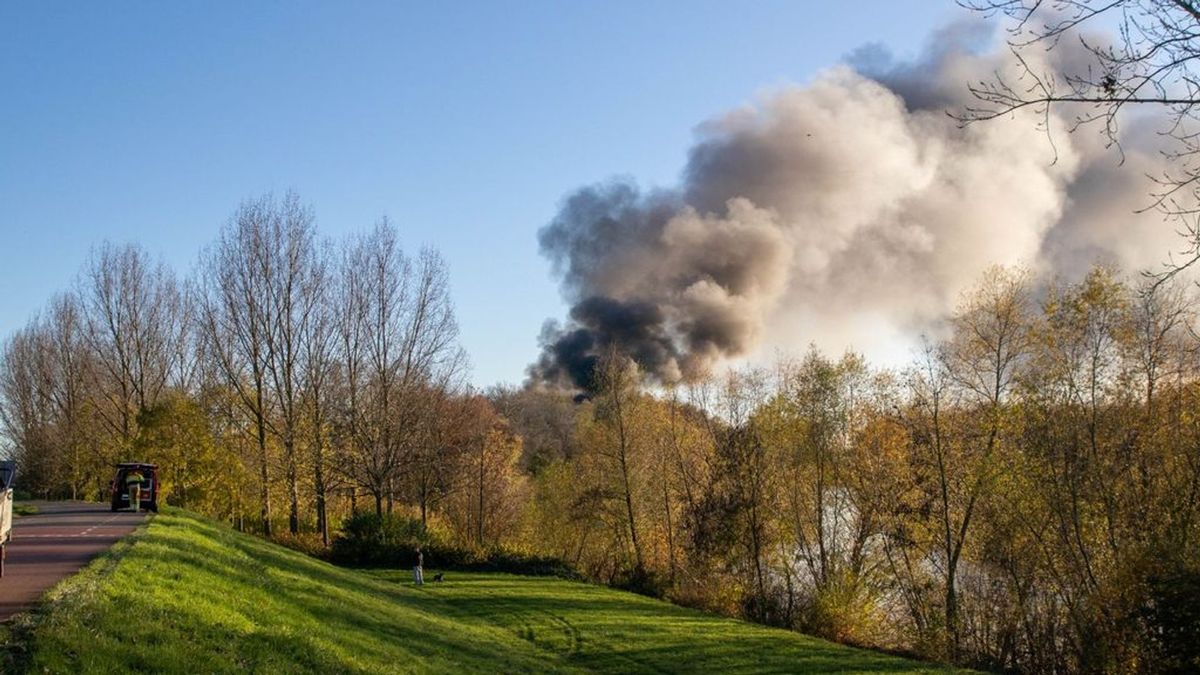 Grote brand bij oude steenfabriek, rookwolken van ver te zien