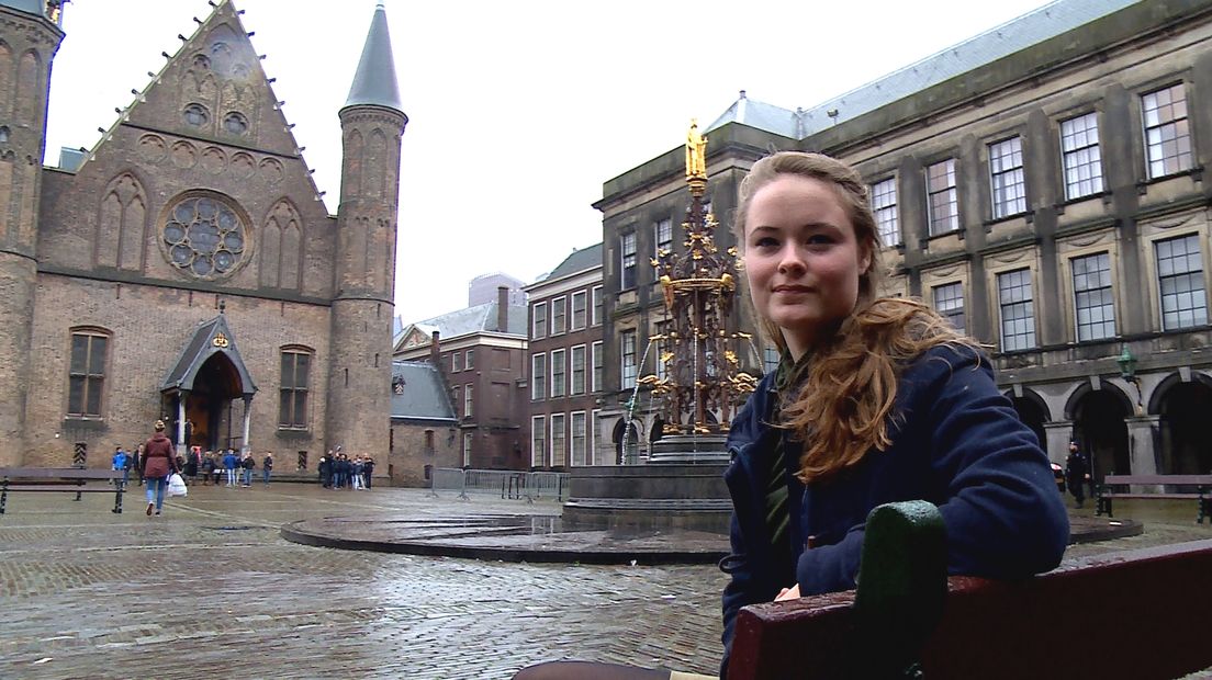 Bestuurslid Lysanne van Schaik van de Jonge Democraten op het Binnenhof