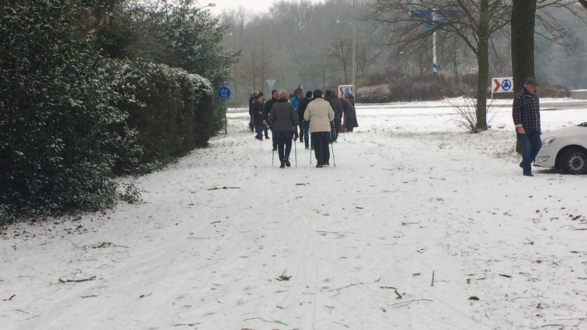 Wandelaars trotseren sneeuw en gladheid in Valthe tijdens Spek & Bonenwandeltocht