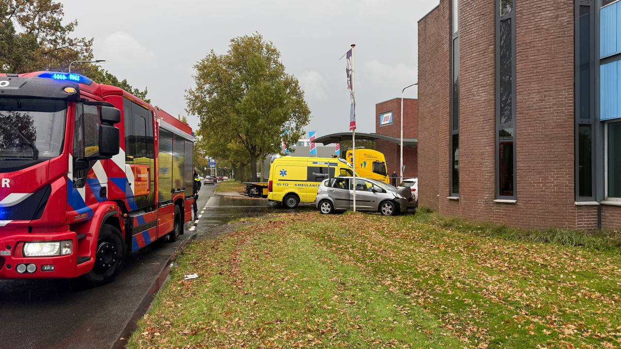 Auto botst op gevel in Almelo | Bestelbus sloot in na botsing.