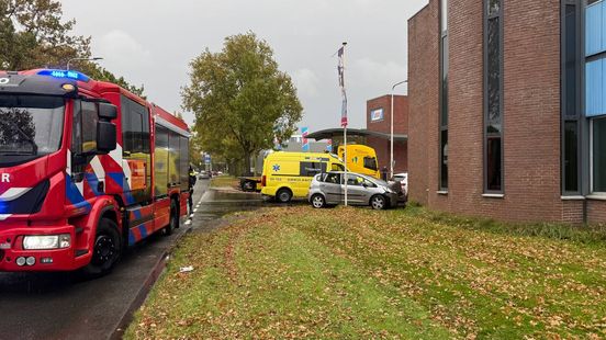 Auto botst op gevel in Almelo | Bestelbus sloot in na botsing. Auto botst op gevel in Almelo | Bestelbus sloot in na botsing.