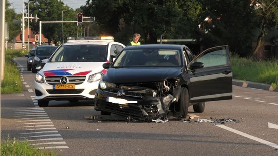 112 nieuws: Flinke schade bij botsing tussen autos in Enschede.