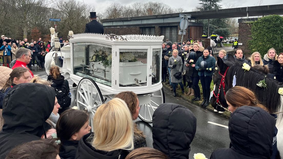 De stoet kwam rond 13.15 uur aan bij de begraafplaats