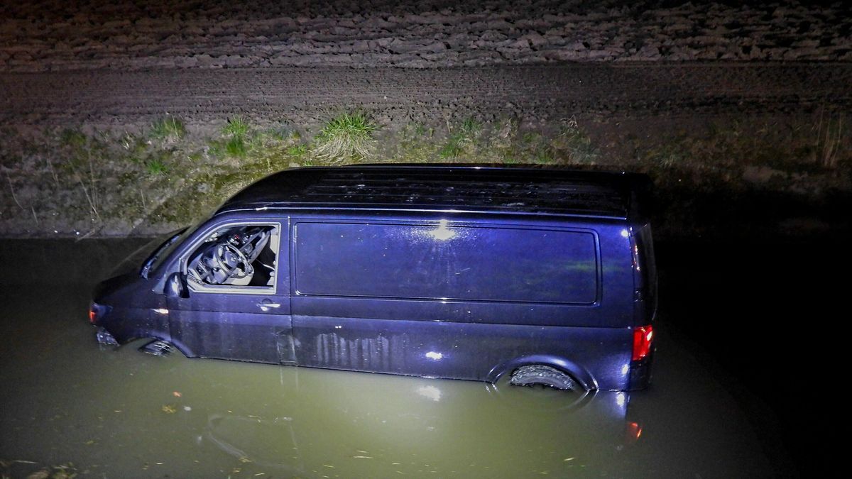 Bestelbus in het water bij Dongjum