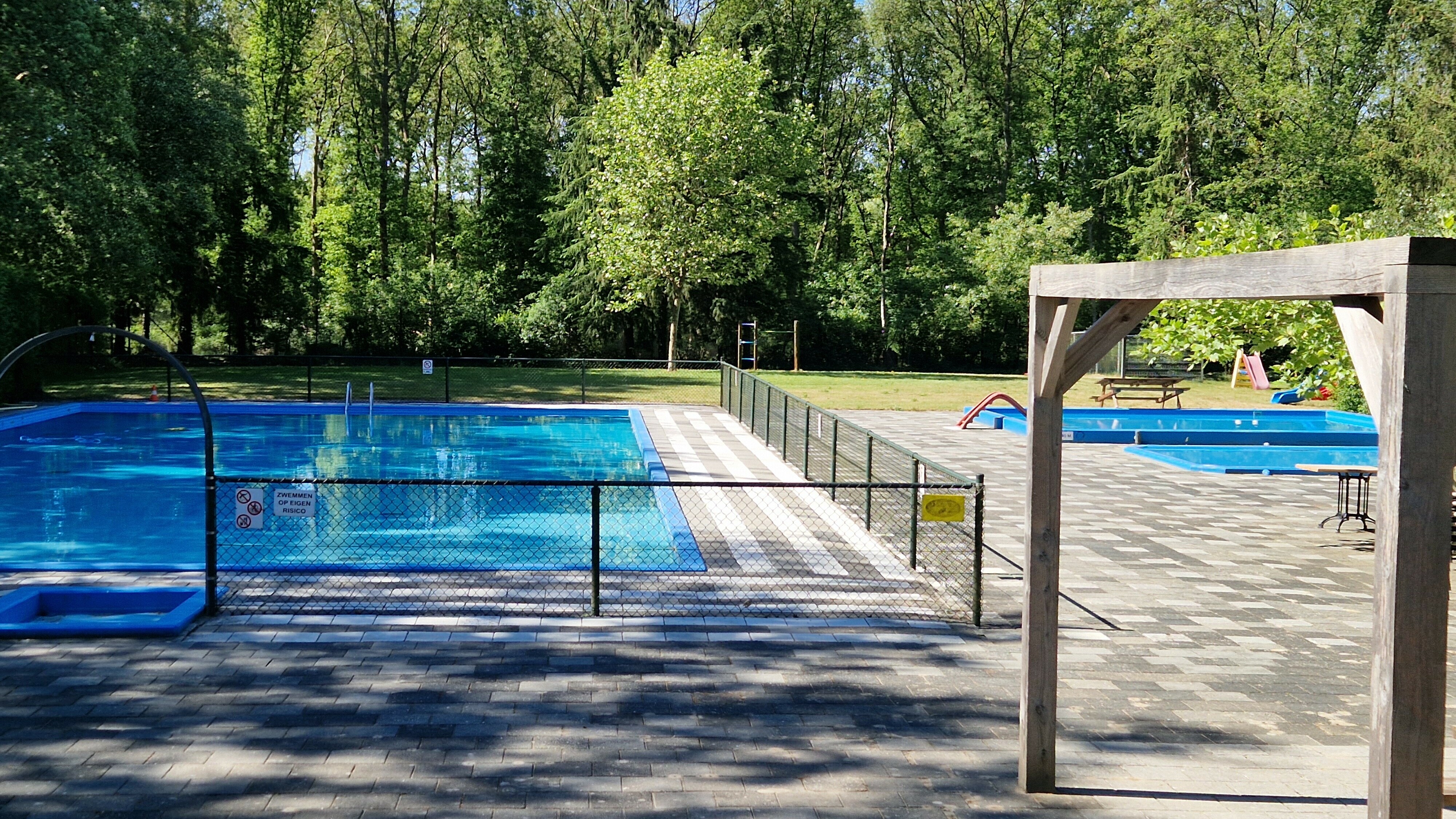 Wisseling van de wacht: eigenaren camping de Reeënwissel nemen beheer openbaar zwembad Hoogersmilde op zich