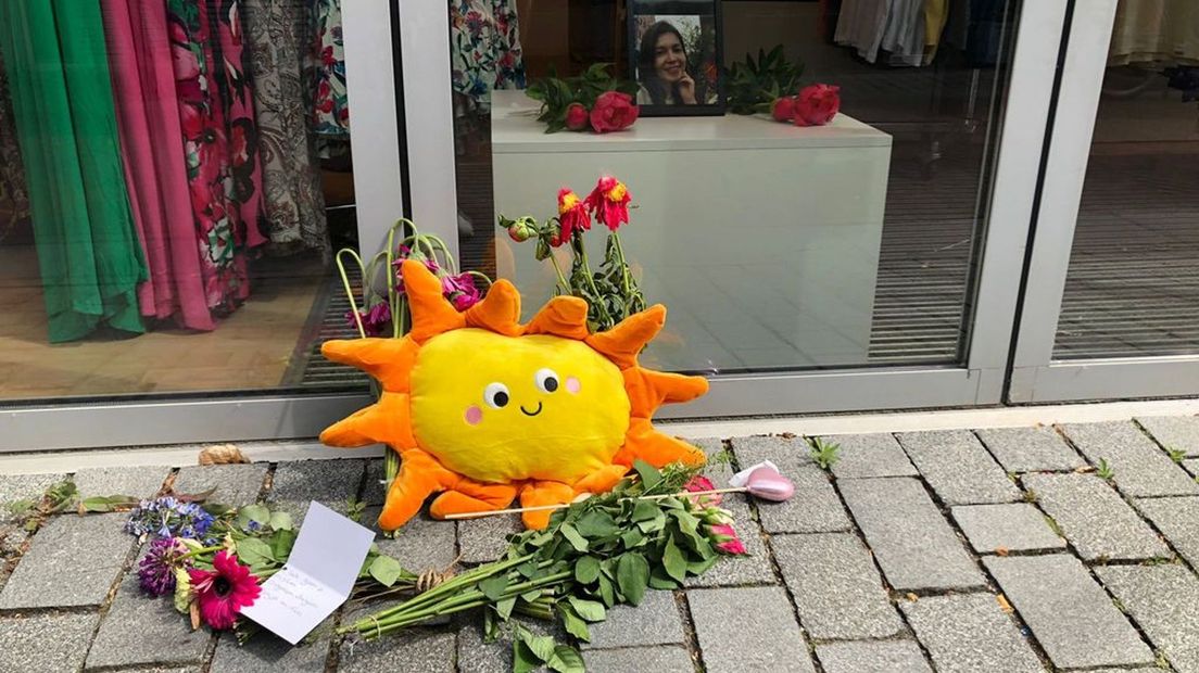 Een herdenkingsplek bij de winkel waar de omgebrachte moeder werkte.