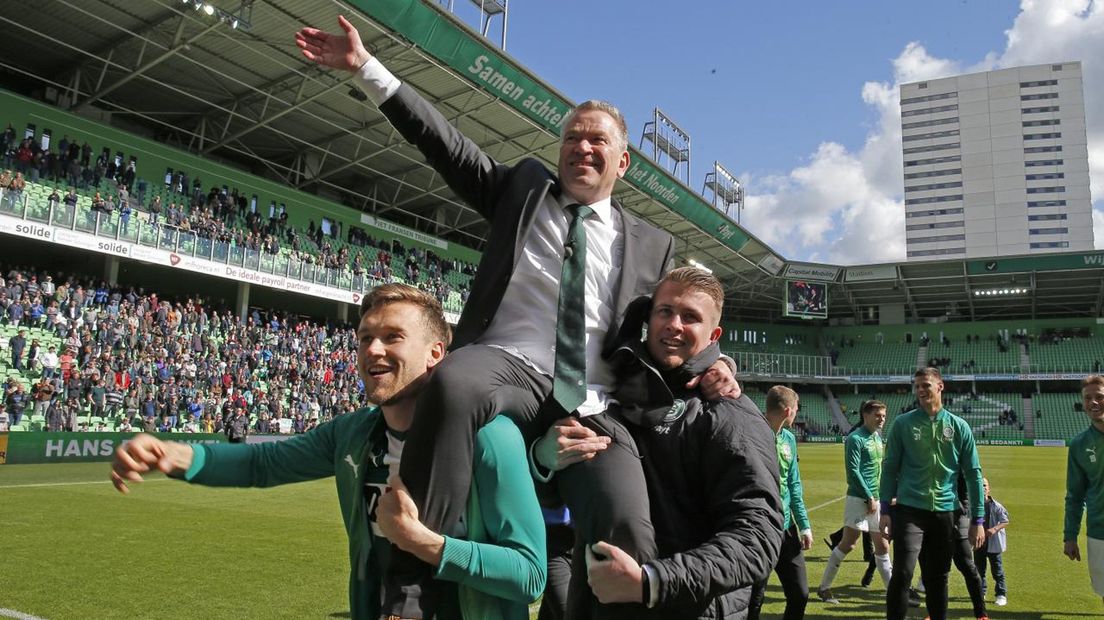 Hans Nijland op de schouders bij Mike te Wierik en Sergio Padt bij zijn afscheid