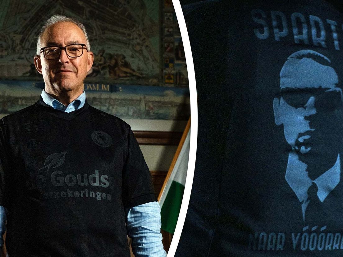 Burgemeester Ahmed Aboutaleb met het speciale Jules Deelder-shirt van Sparta