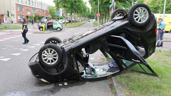 Auto slaat over de kop na botsing met stadsbus. Auto slaat over de kop na botsing met stadsbus.