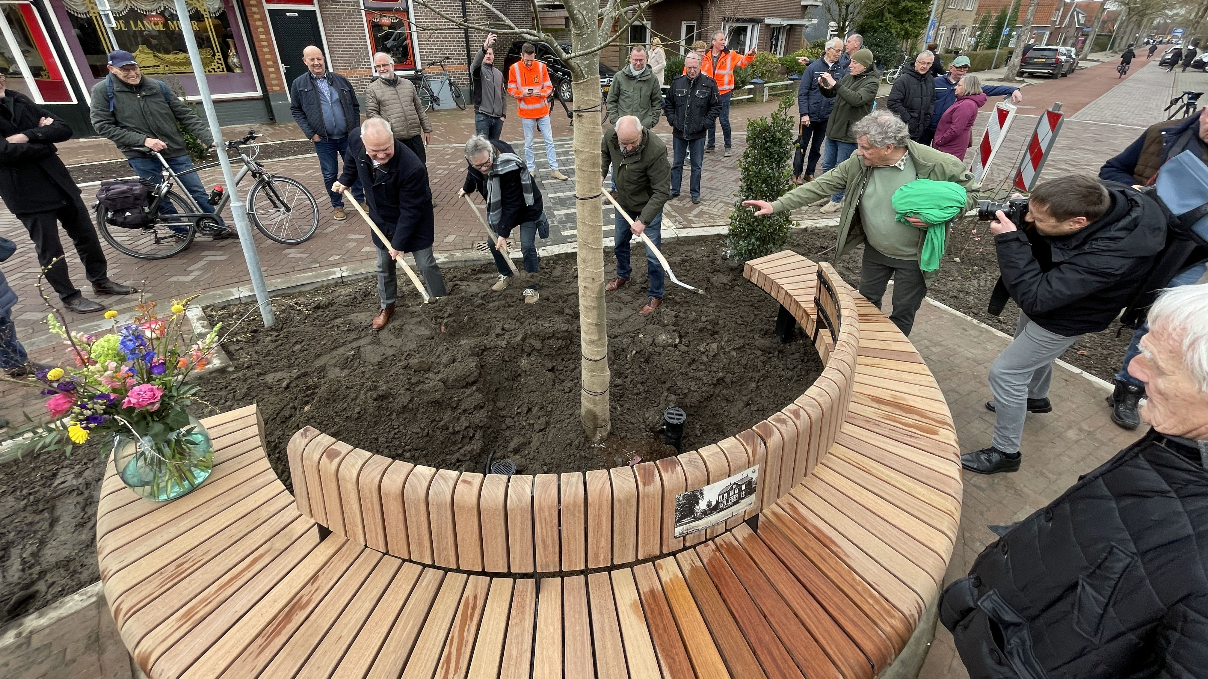 De officiele opening van het nieuwe bankje in Dinxperloo.