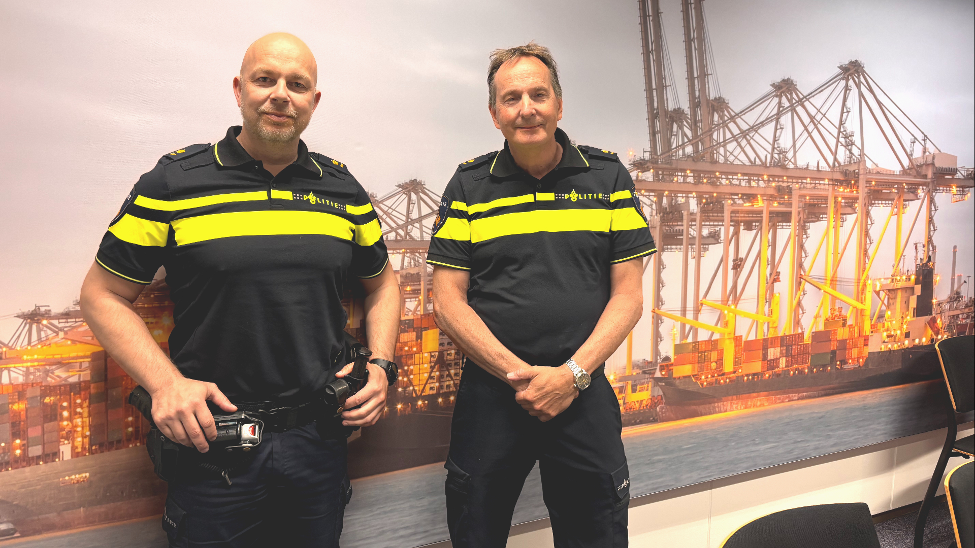 De nieuwe (Tom Tiesema, links) en de oude chef bij de Zeehavenpolitie (Jan Janse, rechts)
