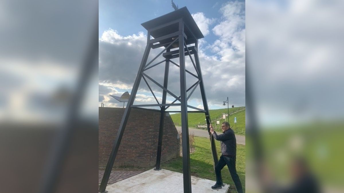 Klokkentoren Hoofdplaat klinkt voor overleden dorpsgenoot