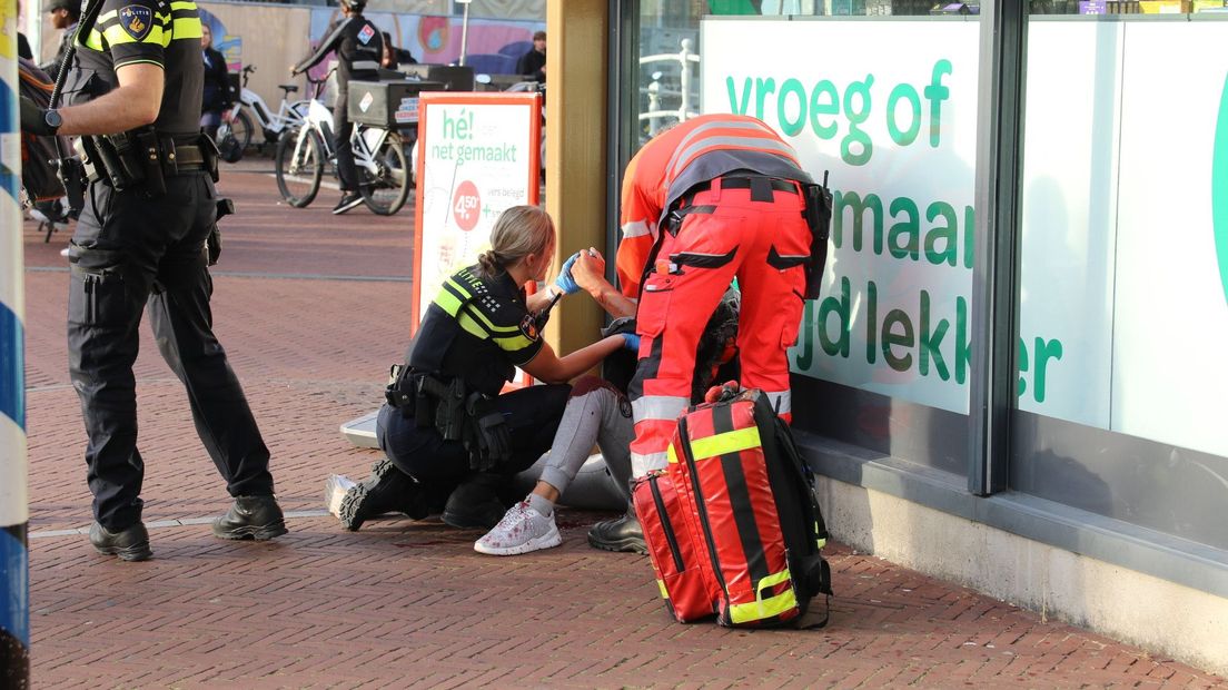 De gewonde wordt door de hulpdiensten geholpen