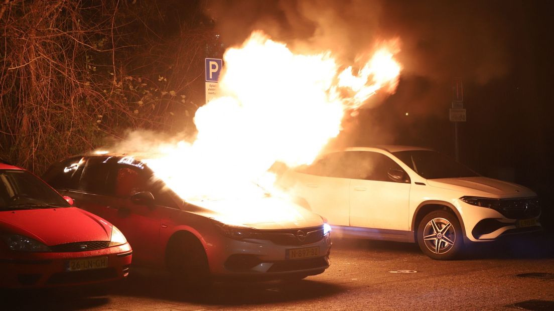 De auto liep veel schade op door de brand