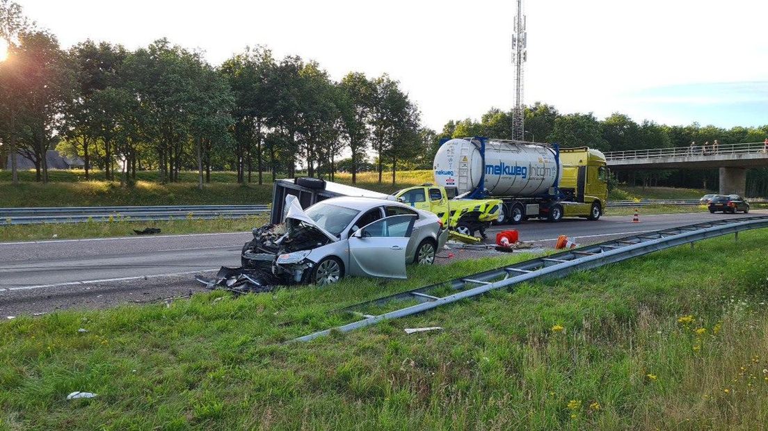 De bestuurder van de auto is naar het ziekenhuis gebracht (Rechten: De Vries Media)