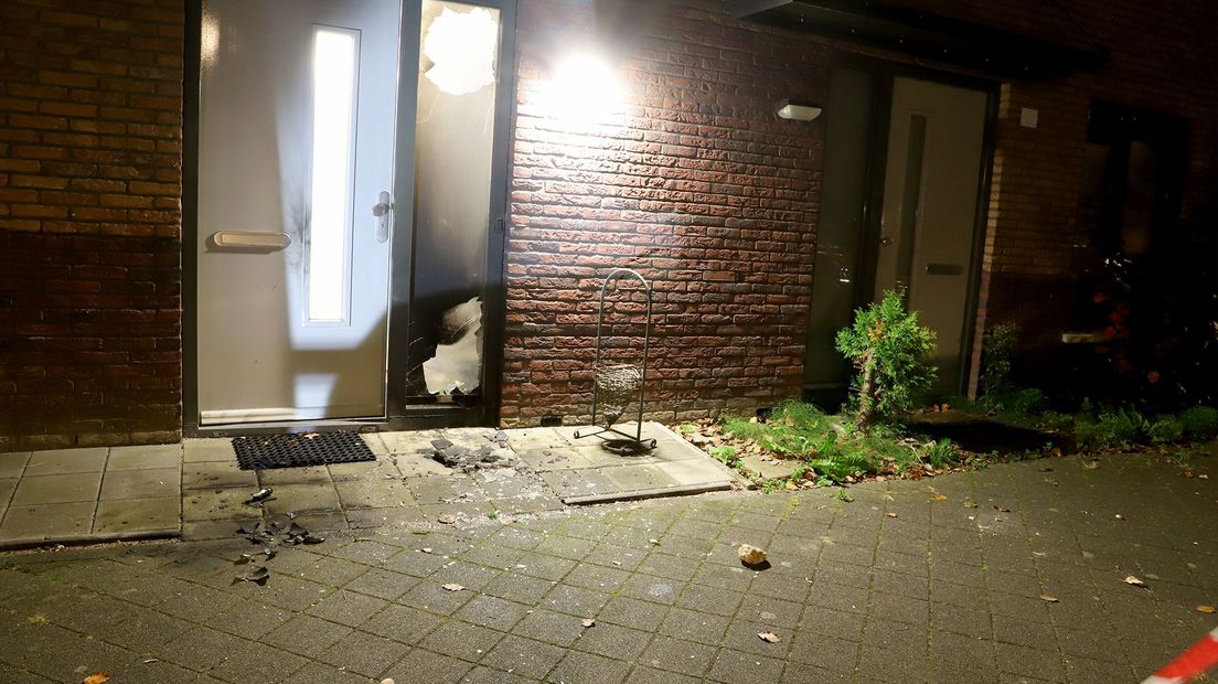 De ruit naast de voordeur raakte beschadigd door de molotovcocktail.