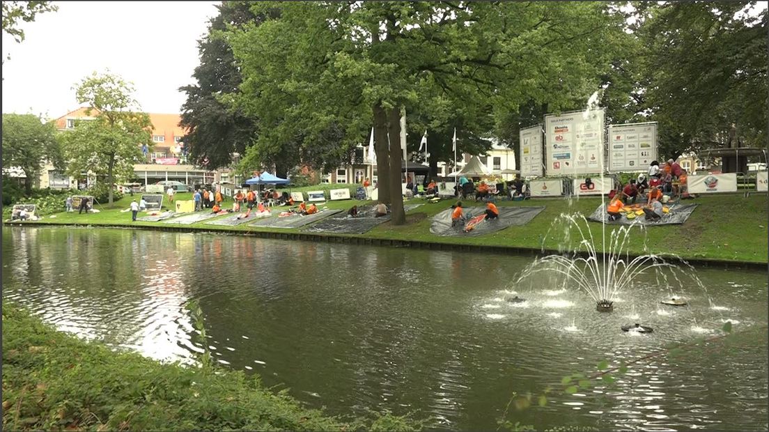 De verschillende clubs, scholen en verenigingen hebben tot donderdagavond om langs de stadsgracht in Tiel een fruitmozaïek te leggen.