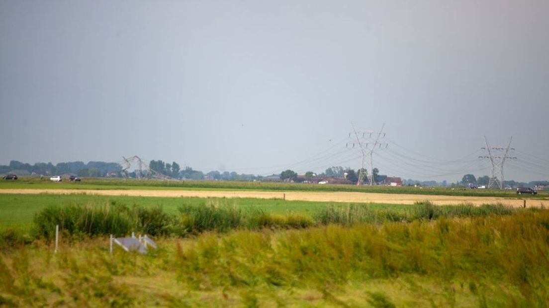 De omgewaaide hoogspanningsmasten.