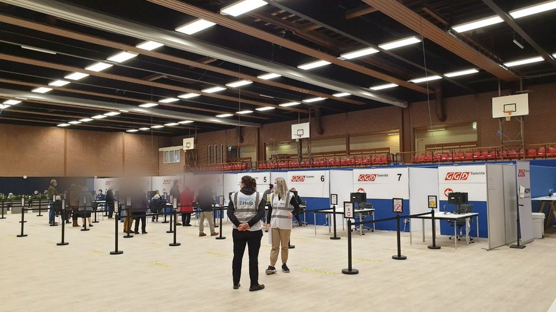 Vaccinatie in sporthal Schelfhorst van start gegaan