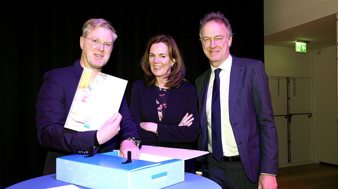 Rector Thijs Jan van der Leij (l.) van het Farel College in Amersfoort kreeg vanmorgen