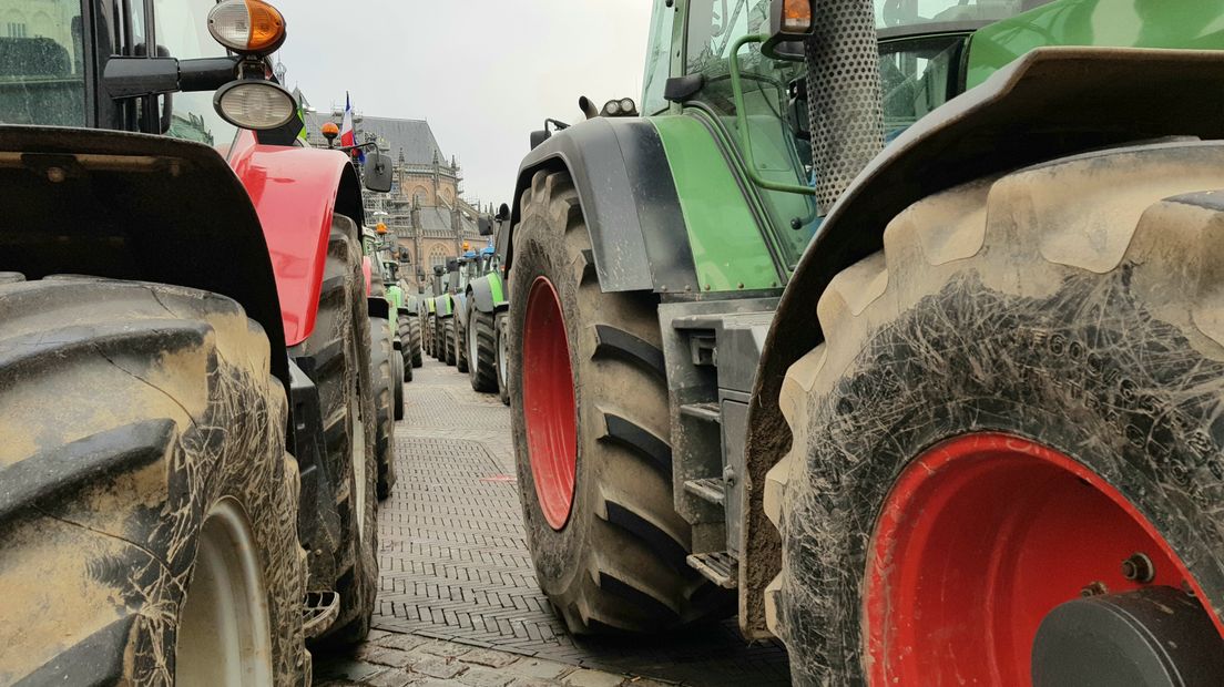 Distributiecentra van supermarkten mochten de boeren vandaag, op last van de rechter, niet blokkeren. Maar toch voerden de boeren actie en Omroep Gelderland was daarbij. Gelderse agrariërs kregen onder meer hulp van collega's uit Duitsland. In Arnhem waren honderden actievoerders. De eerste meldde zich iets na 10.30 uur. Commissaris van de Koning John Berends sprak de boeren toe. Ook in Hilversum protesteerden Gelderse boeren. Blijf op de hoogte van het laatste nieuws in ons liveblog.