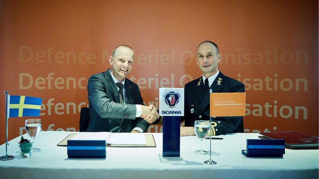 Vice-admiraal Arie Jan de Waard (Defensie, links), Janko van der Baan (Scania)