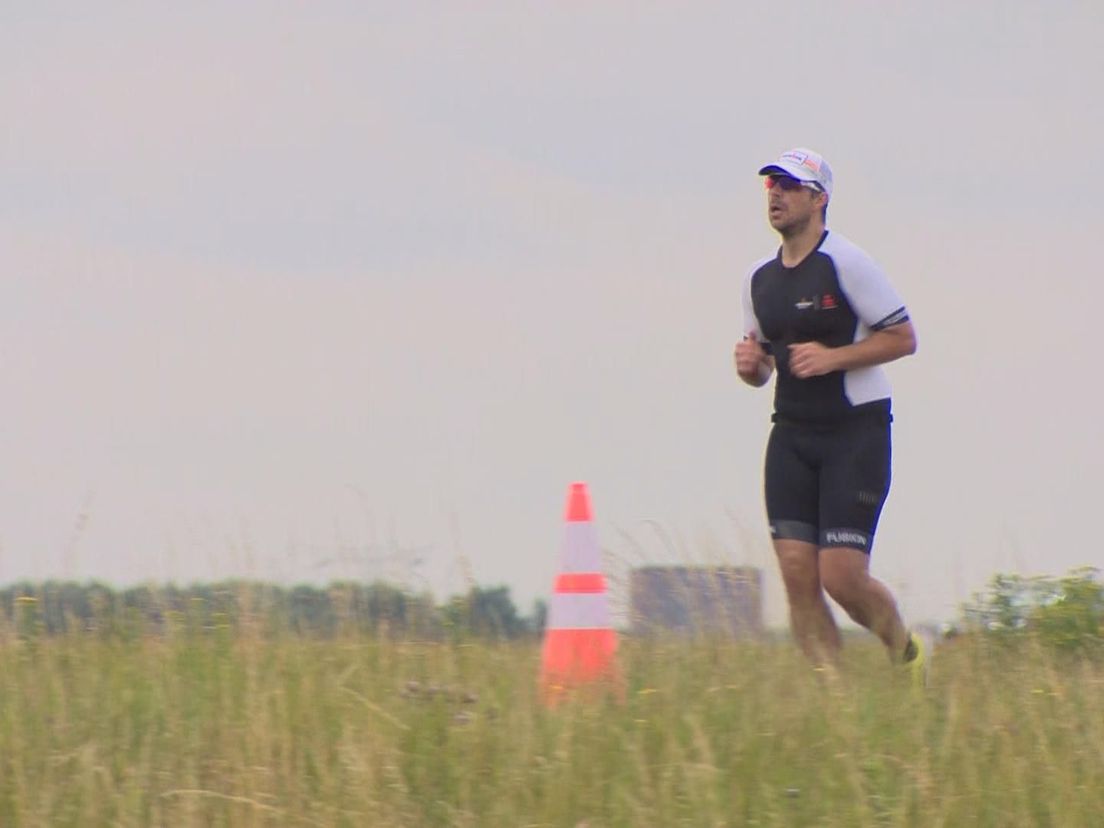 Triatleet Deniz Eralp loopt hard tijdens het NK