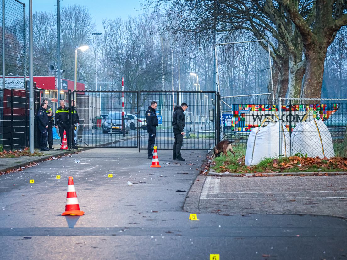 De politie heeft in ieder geval één kogelhuls gevonden.