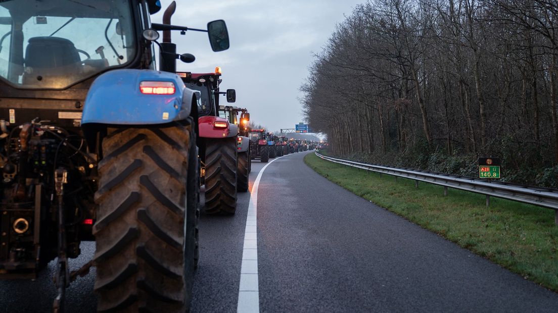 Rijen trekkers blokkeren de aansluiting van de A28 op de A37 tijdens het boerenprotest
