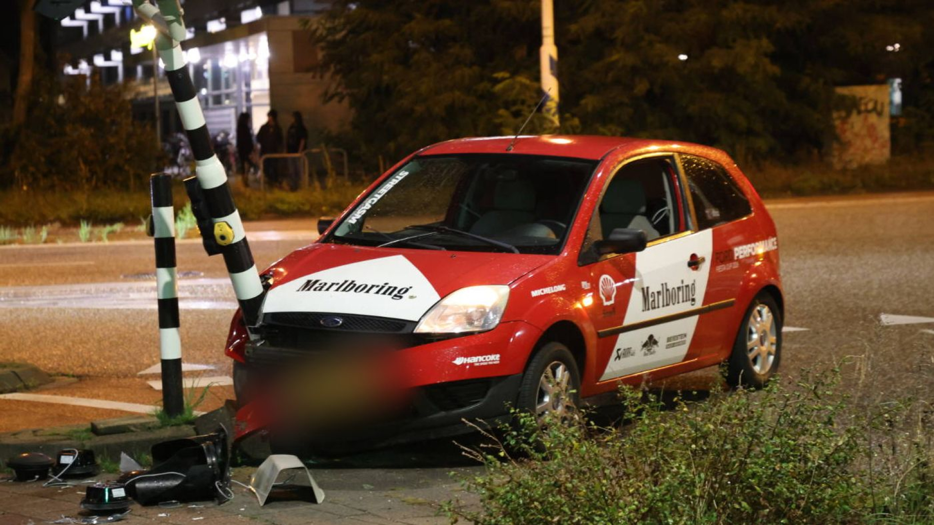 Politie rukt uit voor schietincident • botsing op verkeerslicht