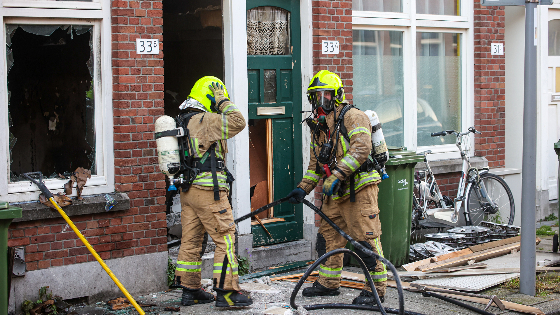 De brandweer is ter plaatse bij de Koolzaadstraat in Rotterdam.