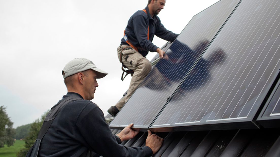 De aanleg van zonnepanelen (Rechten: Drents Energieloket)