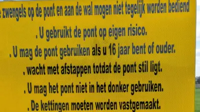 Informatieborden op de wal geven uitleg voor gebruik van het pontje.