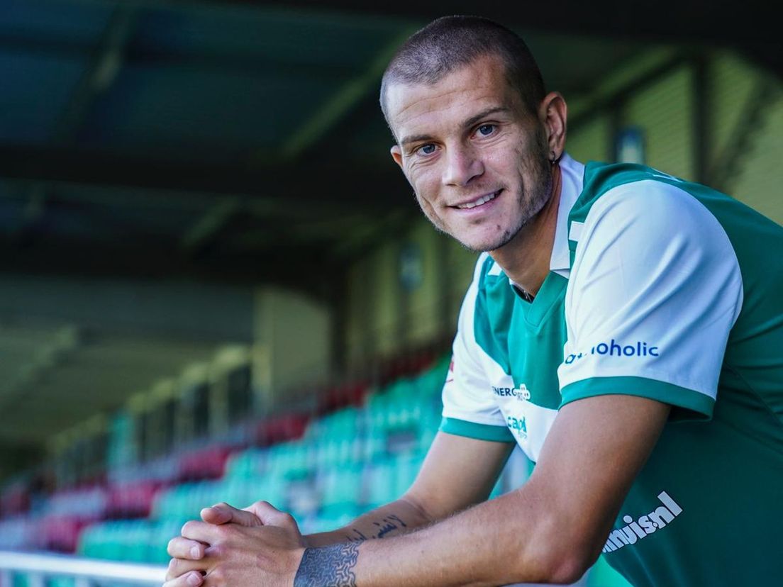 Samuele Longo poseert in het shirt van FC Dordrecht op de Krommedijk