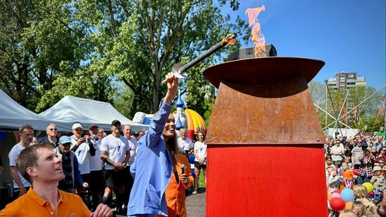 Burgemeester Tjarda Struik steekt het bevrijdingsvuur in Leiderdorp aan