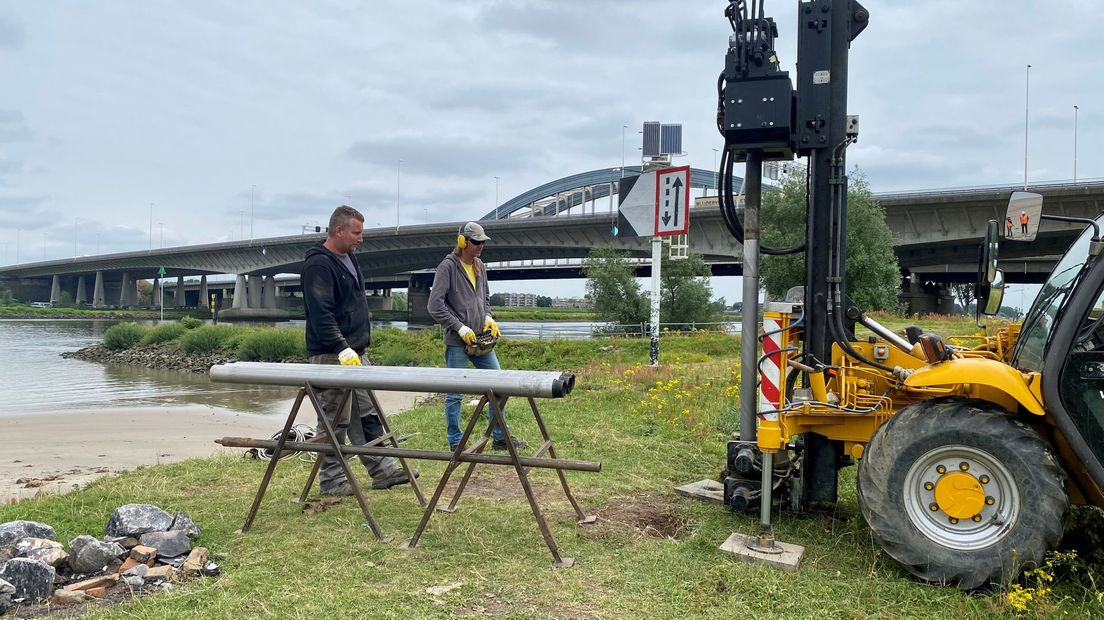 Experts kijken met meetapparatuur of er onontplofte explosieven in de grond liggen