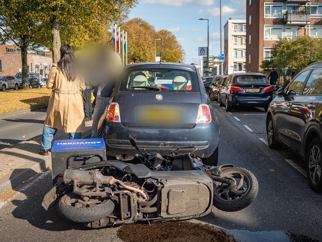 De maaltijdbezorger klapte achterop een stilstaande auto.