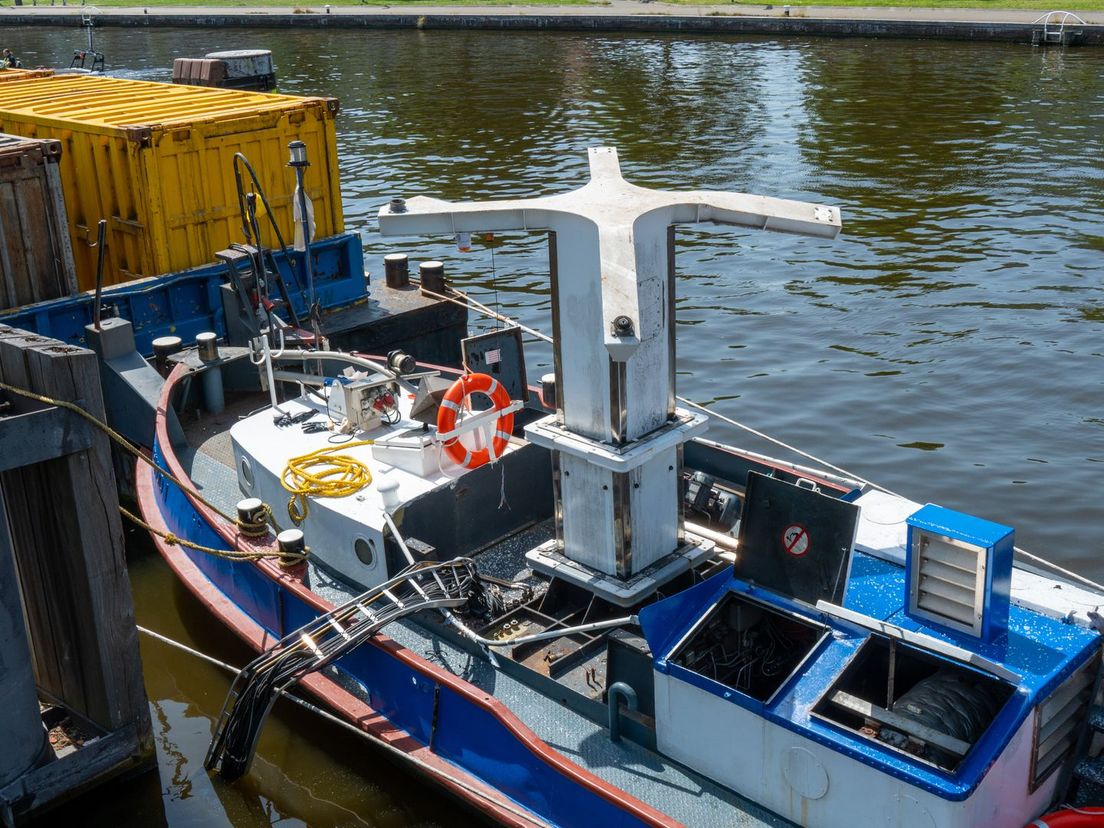 Het kapotte duwschip op de Schie