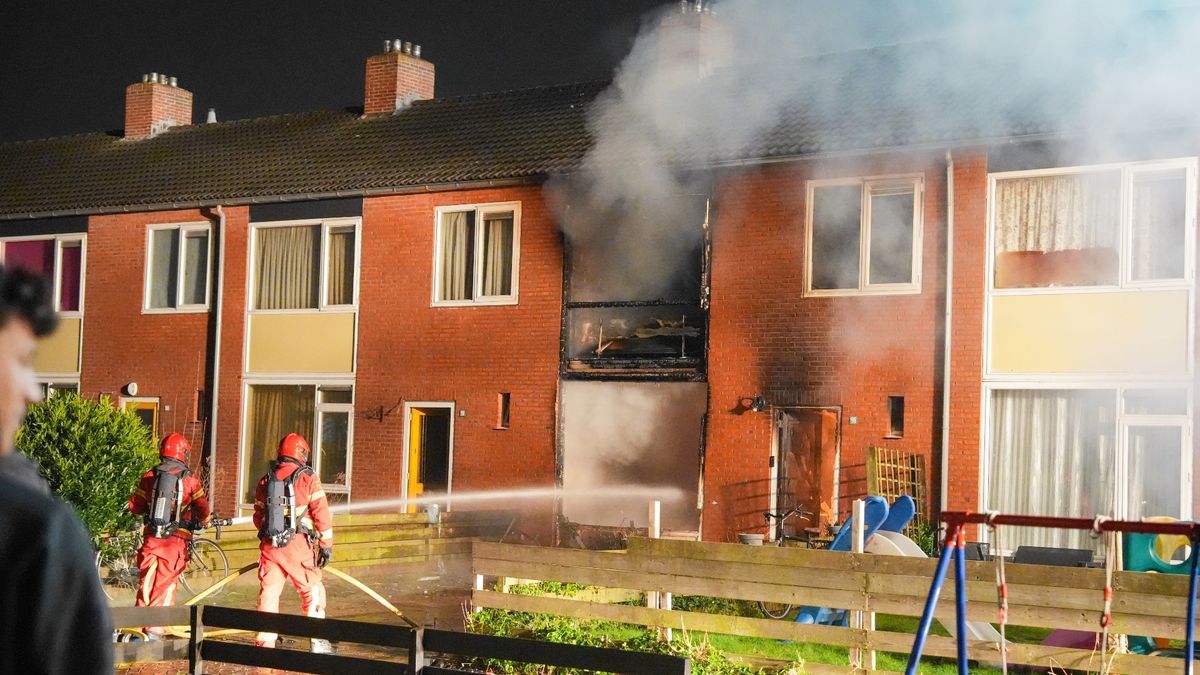 Grote brand in rijtjeswoning Stadskanaal, mogelijk voorafgegaan door explosie