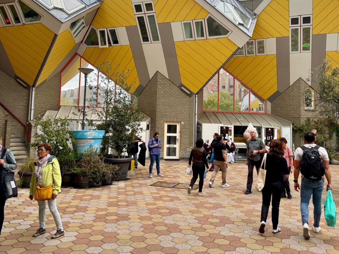 Er komen nog steeds veel toeristen bij de Kubuswoningen.