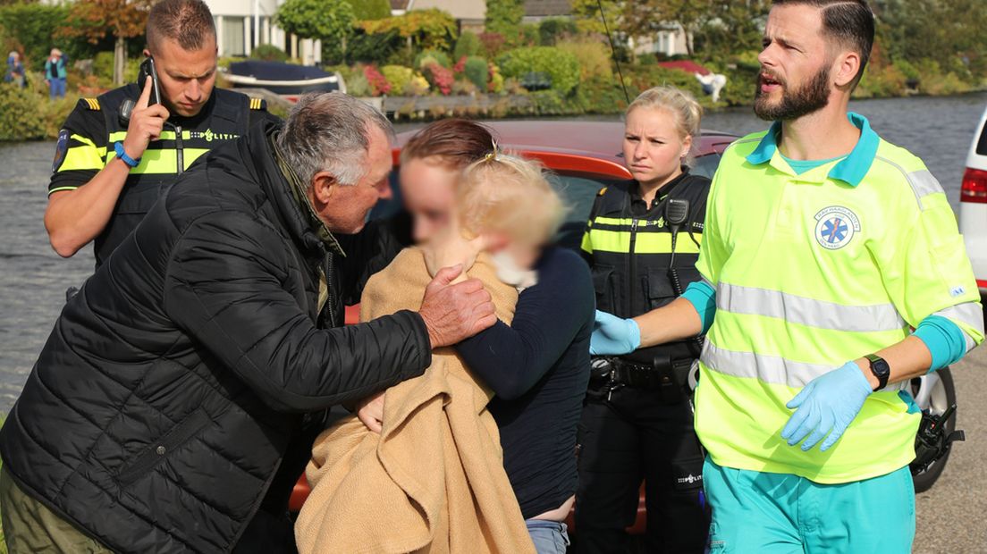 Redder André neemt afscheid met een dikke knuffel. 