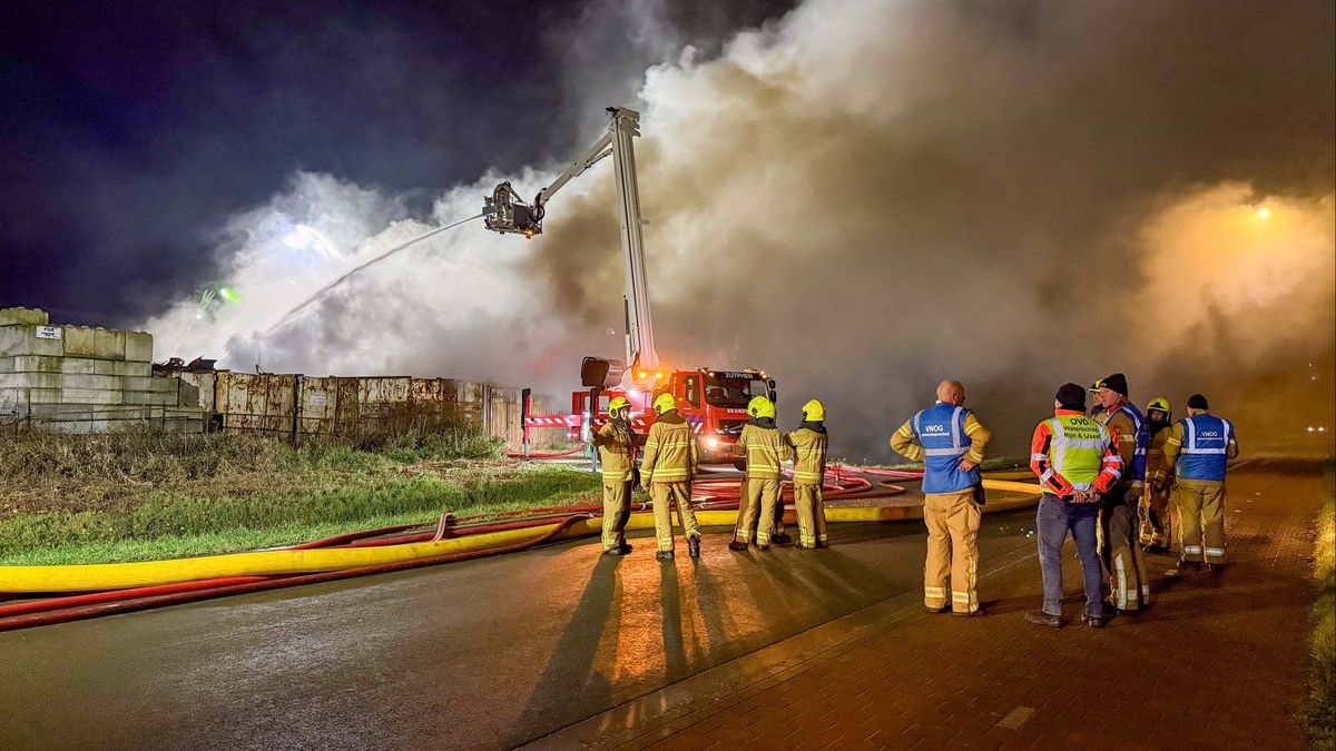Grote brand Zutphen; blussen duurt nog uren