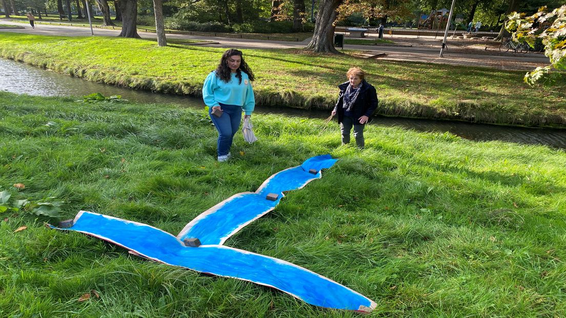 Initiatiefnemer Michèle van Lier test de blauwe letter T voor het bloemenmonument.