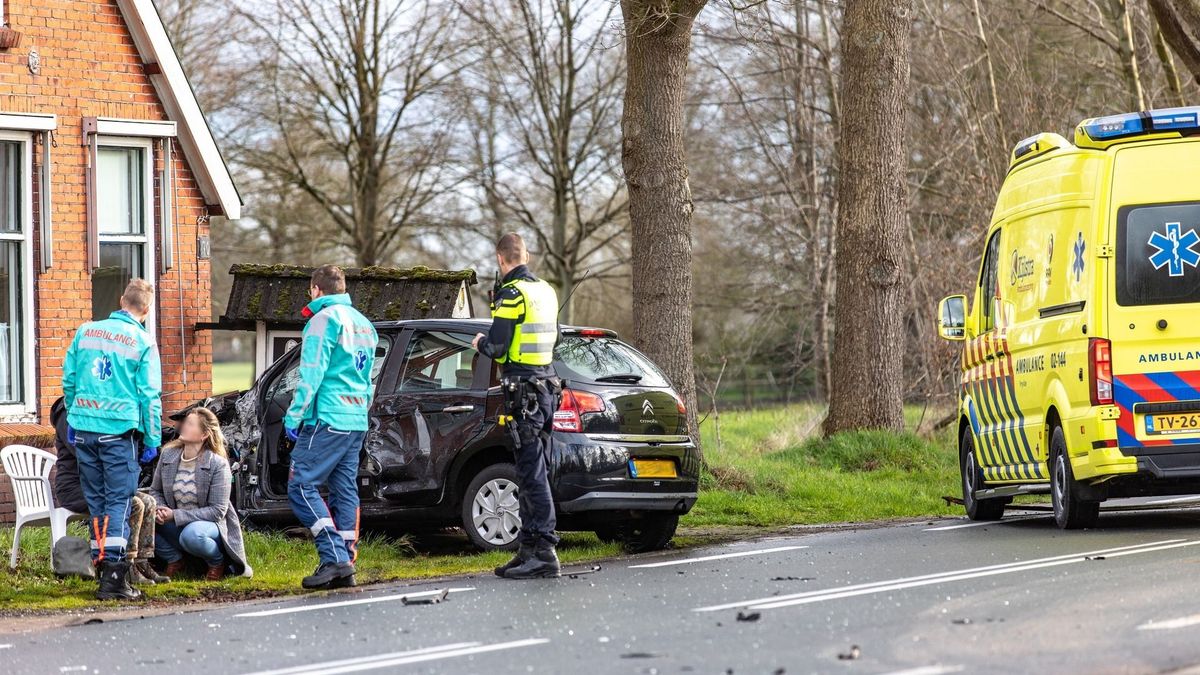 Auto rijdt tegen woning na botsing op de N351 bij Oldeberkoop