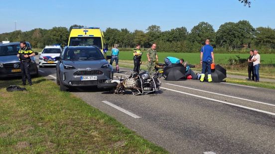 Motorrijder zwaargewond na harde botsing