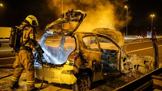 Auto volledig verwoest door brand op de A50